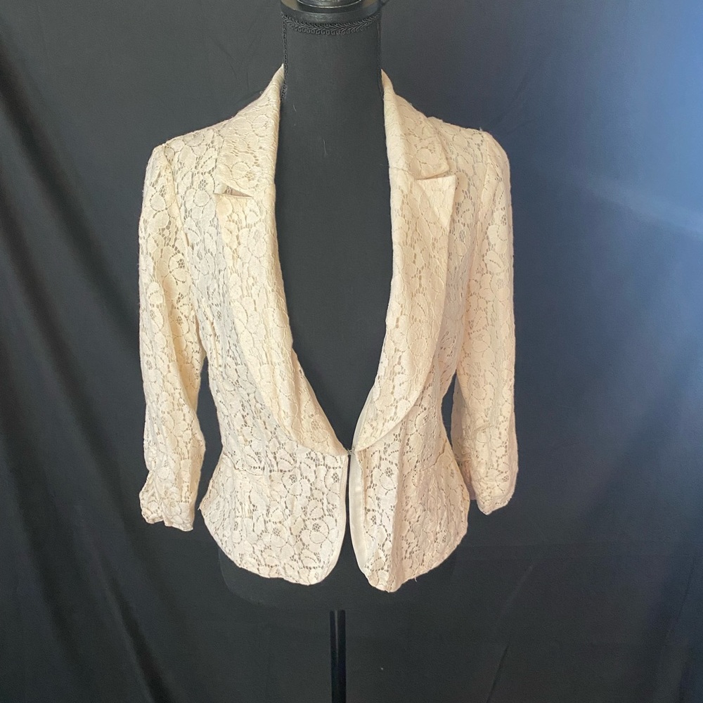Cream colored lace quarter sleeve blazer